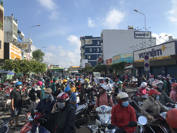 Chủ tịch UBND Gò Vấp hướng dẫn dân trong quận ai đi làm, ai nghỉ - Ảnh 1. Chủ tịch UBND Gò Vấp hướng dẫn dân trong quận ai đi làm, ai nghỉ - Ảnh 1.