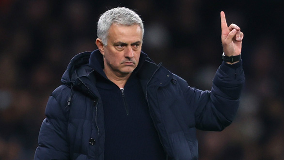 HLV Mourinho ký hợp đồng dẫn dắt AS Roma mùa tới - Ảnh 1. HLV Mourinho ký hợp đồng dẫn dắt AS Roma mùa tới - Ảnh 1.