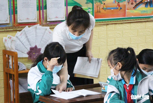 1.400 học sinh Bắc Ninh trở lại trường sau sự cố nước thải nhà máy giấy - Ảnh 2. 1.400 học sinh Bắc Ninh trở lại trường sau sự cố nước thải nhà máy giấy - Ảnh 2.