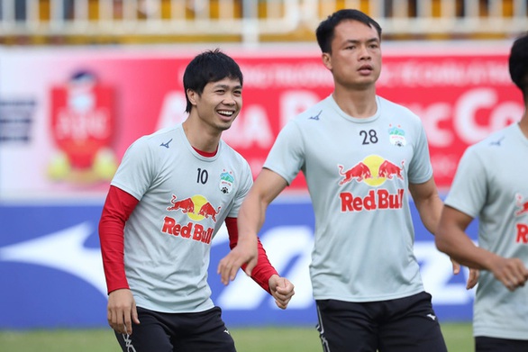 Công Phượng không bị kỷ luật bổ sung vụ ném chai nước qua đầu trọng tài - Ảnh 1. Công Phượng không bị kỷ luật bổ sung vụ ném chai nước qua đầu trọng tài - Ảnh 1.