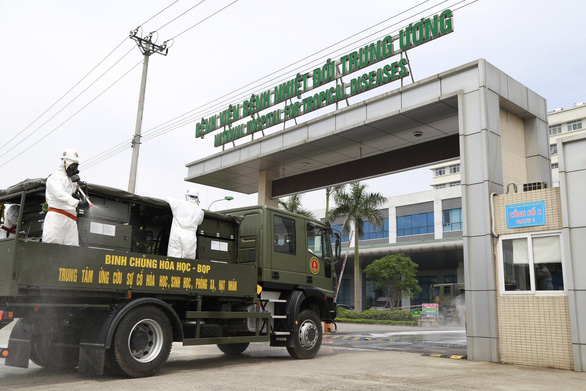 15 xe đặc chủng phun khử trùng tiêu độc tại Bệnh viện Bệnh nhiệt đới trung ương - Ảnh 1.