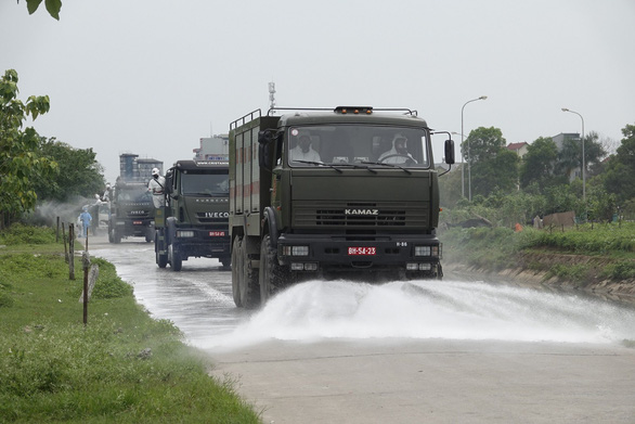 15 xe đặc chủng phun khử trùng tiêu độc tại Bệnh viện Bệnh nhiệt đới trung ương - Ảnh 3.