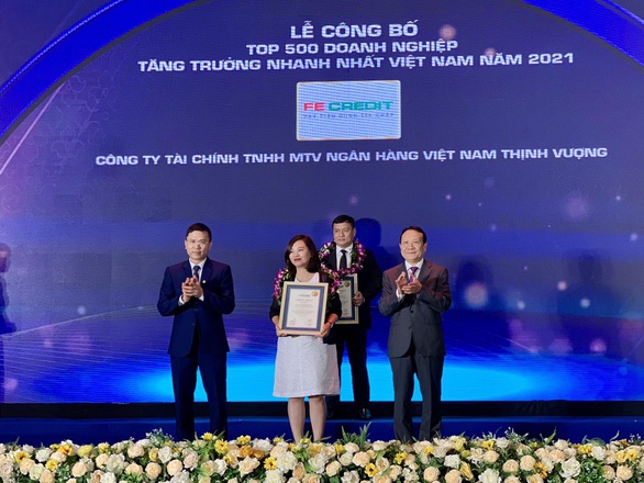 FE CREDIT được vinh danh Top 500 doanh nghiệp tăng trưởng nhanh nhất Việt Nam - Ảnh 1. FE CREDIT được vinh danh Top 500 doanh nghiệp tăng trưởng nhanh nhất Việt Nam - Ảnh 1.