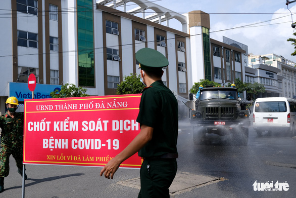 Quân đội phun hóa chất sát khuẩn quanh vũ trường New Phương Đông, Đà Nẵng - Ảnh 1.