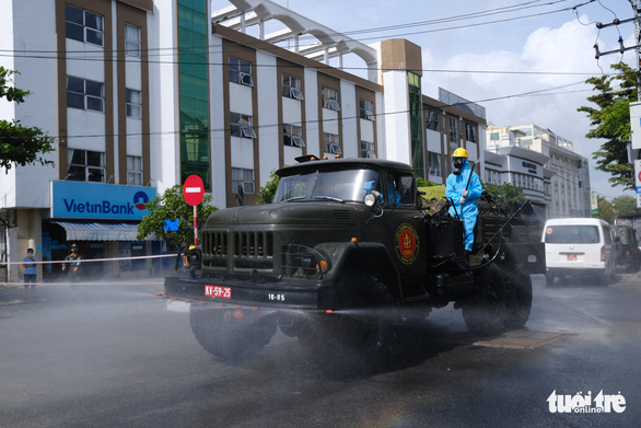 Quân đội phun hóa chất sát khuẩn quanh vũ trường New Phương Đông, Đà Nẵng - Ảnh 2.