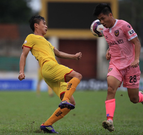 Cầu thủ Sông Lam Nghệ An tiếp xúc với F1, cả vòng 13 V-League phải dừng - Ảnh 1. Cầu thủ Sông Lam Nghệ An tiếp xúc với F1, cả vòng 13 V-League phải dừng - Ảnh 1.