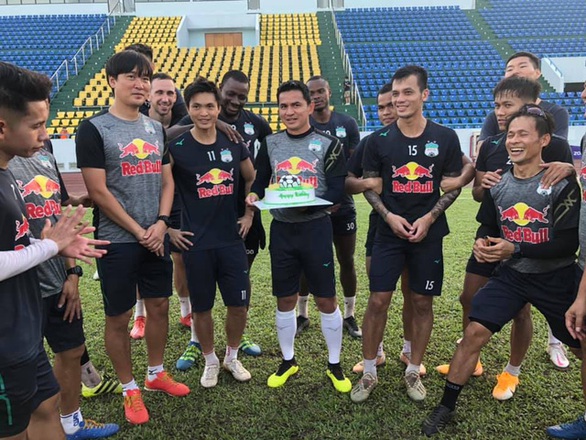 Kiatisak tự hào vì 7 cầu thủ Hoàng Anh Gia Lai được lên tuyển Việt Nam - Ảnh 1. Kiatisak tự hào vì 7 cầu thủ Hoàng Anh Gia Lai được lên tuyển Việt Nam - Ảnh 1.
