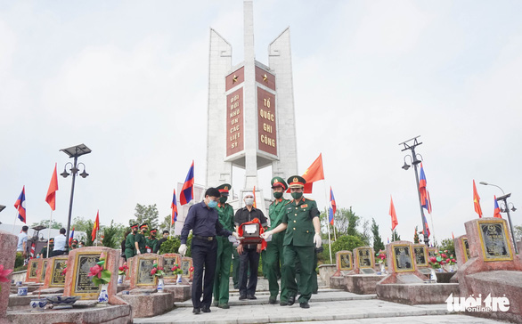 An táng 106 liệt sĩ quân tình nguyện hi sinh tại Lào - Ảnh 3.