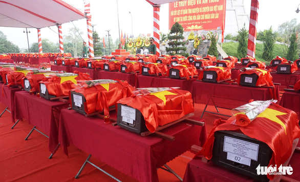 An táng 106 liệt sĩ quân tình nguyện hi sinh tại Lào - Ảnh 1.