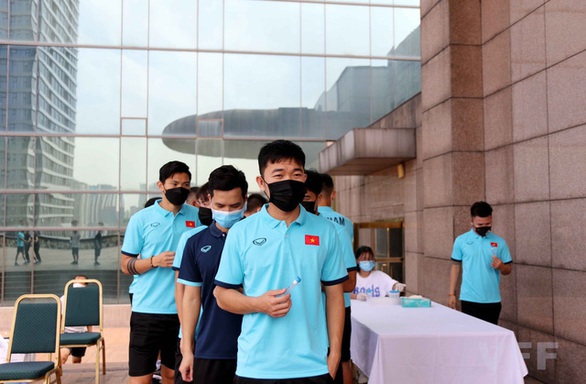 Đội tuyển Việt Nam xét nghiệm COVID-19, nội bất xuất ngoại bất nhập - Ảnh 2. Đội tuyển Việt Nam xét nghiệm COVID-19, nội bất xuất ngoại bất nhập - Ảnh 2.