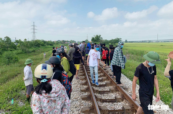 Điều tra vụ bé gái 6 tuổi chết gần đường tàu và người phụ nữ bỏ chạy trong hoảng loạn - Ảnh 2.