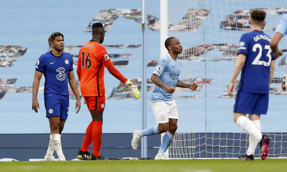 Thua ngược Chelsea, Man City chưa thể lên ngôi vô địch - Ảnh 1. Thua ngược Chelsea, Man City chưa thể lên ngôi vô địch - Ảnh 1.