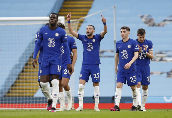 Thua ngược Chelsea, Man City chưa thể lên ngôi vô địch - Ảnh 3. Thua ngược Chelsea, Man City chưa thể lên ngôi vô địch - Ảnh 3.