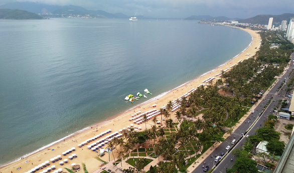 Một phần bãi biển Nha Trang dọc phía đông đường Trần Phú được đơn vị tư vấn đề xuất điều chỉnh quy hoạch thành đất dự trữ phát triển - Ảnh: PHAN SÔNG NGÂN