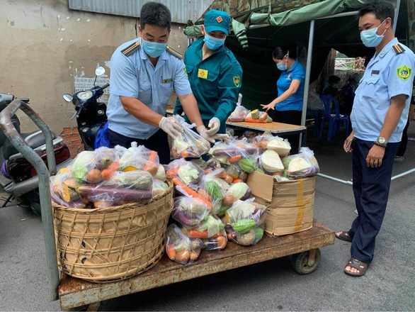 Dân Bình Thạnh mua rau củ tặng các hộ dân khu vực bị phong tỏa - Ảnh 2.