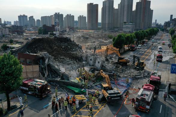 Tòa nhà đổ sập lên xe buýt ở Hàn Quốc, 9 người chết - Ảnh 2.