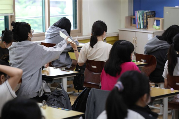 Hàn Quốc ưu tiên vắc xin cho sinh viên thi đại học, nhiều người lách luật để được tiêm - Ảnh 1.