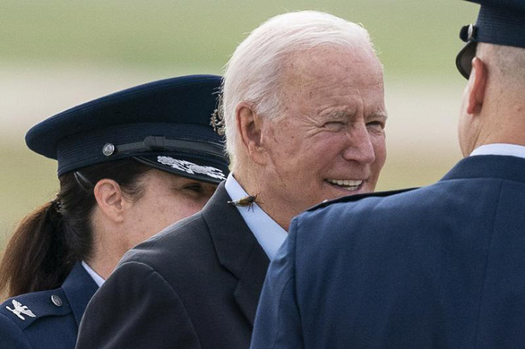 Ve sầu quấy rầy ông Biden, phá hỏng chuyến bay của nhóm phóng viên Nhà Trắng - Ảnh 1.