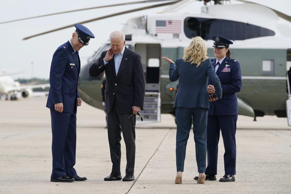Ve sầu quấy rầy ông Biden, phá hỏng chuyến bay của nhóm phóng viên Nhà Trắng - Ảnh 2.