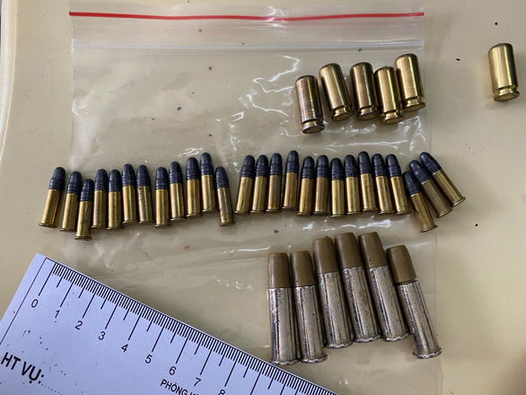 Kiểm tra một căn nhà cấp 4, bất ngờ phát hiện nhiều súng, lựu đạn và hơn 10kg ma túy - Ảnh 3.