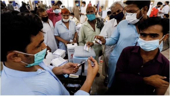 Ở Pakistan, không chịu tiêm vắc xin COVID-19 bị cắt mạng điện thoại - Ảnh 1.