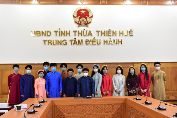 Chủ tịch Thừa Thiên Huế mặc áo dài dẫn học sinh tham quan trụ sở - Ảnh 1.