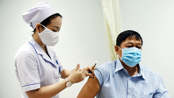 Tiêm vắc xin ngừa COVID-19 cho đối tượng ưu tiên theo quy định tại tỉnh Bà Rịa - Vũng Tàu sáng 11-6 - Ảnh: Đ.HÀ