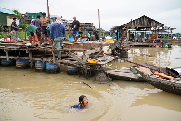 Người gốc Việt ở Campuchia bắt đầu di dời khỏi lòng hồ Tonle Sap - Ảnh 2.