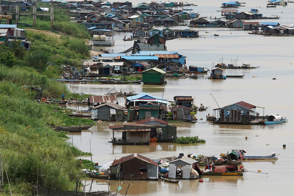 Người gốc Việt ở Campuchia bắt đầu di dời khỏi lòng hồ Tonle Sap - Ảnh 4.