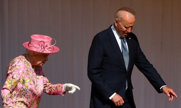 Dự tiệc trà với hoàng gia Anh xong, ông Biden nói nữ hoàng Anh giống mẹ mình - Ảnh 1.