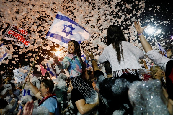 Liên minh đối lập đã lật đổ, chấm dứt 12 năm cầm quyền của Thủ tướng Israel Benjamin Netanyahu - Ảnh 2. Liên minh đối lập đã lật đổ, chấm dứt 12 năm cầm quyền của Thủ tướng Israel Benjamin Netanyahu - Ảnh 2.