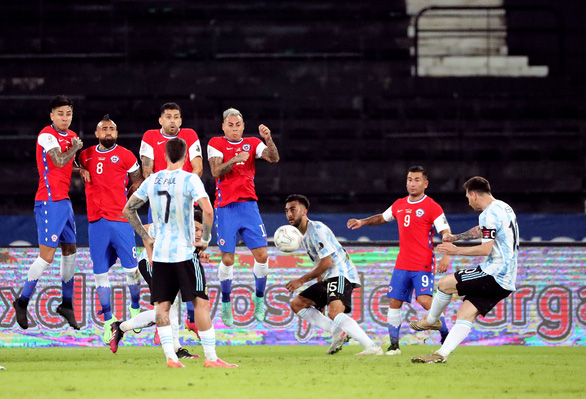 Messi sút phạt siêu đẳng mở tỉ số, Argentina vẫn bị cầm hòa ngày ra quân - Ảnh 1.