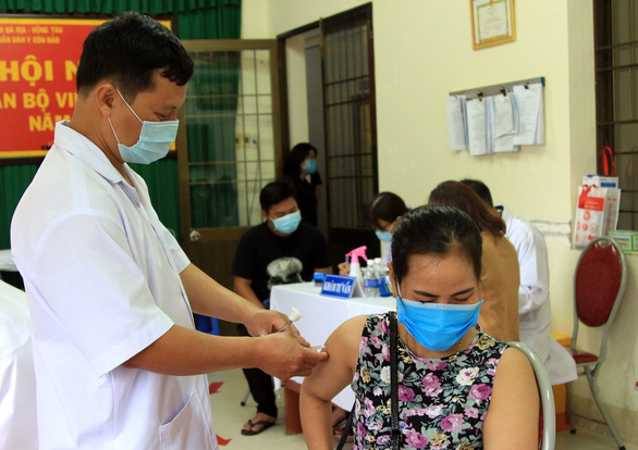 Người dân Côn Đảo đang được tiêm vắc xin phòng COVID-19 - Ảnh 1.