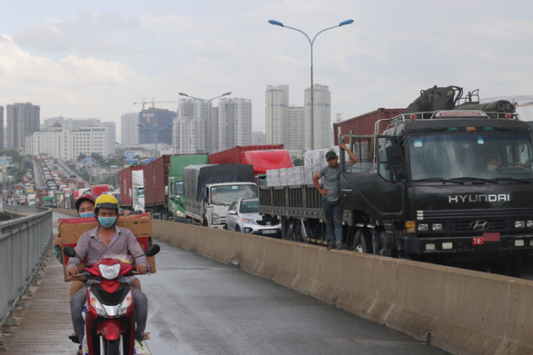 Giao thông khu vực cầu Phú Mỹ tê liệt vì tai nạn xe container - Ảnh 3.