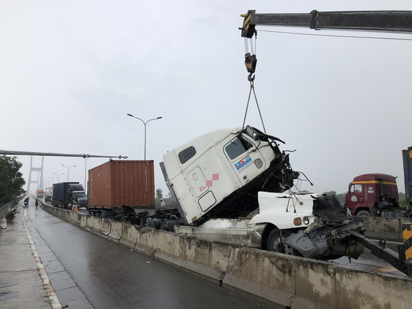Giao thông khu vực cầu Phú Mỹ tê liệt vì tai nạn xe container - Ảnh 2.