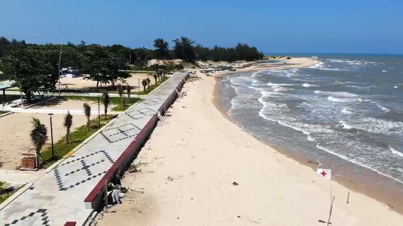Biến chợ hải sản tự phát, ô nhiễm thành bãi tắm công cộng 5 sao - Ảnh 1. Biến chợ hải sản tự phát, ô nhiễm thành bãi tắm công cộng 5 sao - Ảnh 1.