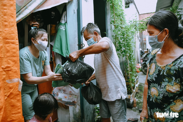 Người Sài Gòn giãn cách, không giãn lòng - Ảnh 2.