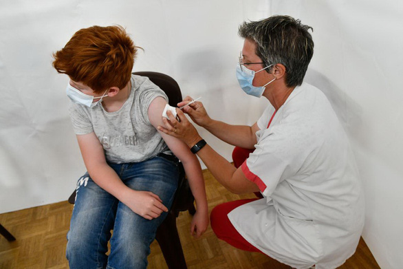 Trẻ em ít mắc COVID-19, vì sao nhiều nước vẫn cho tiêm vắc xin? - Ảnh 1.