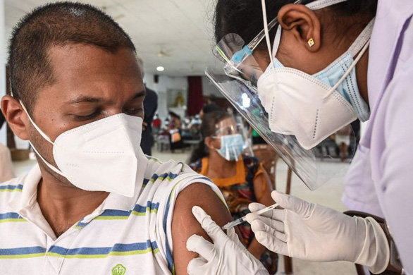 WHO: Hàng chục quốc gia phải ngừng tiêm vắc xin liều thứ hai do thiếu nguồn cung - Ảnh 1.