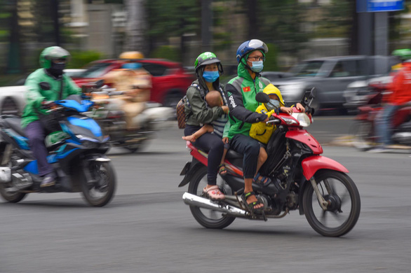 TP.HCM ngưng các chợ tự phát, dừng toàn bộ xe công nghệ, taxi, buýt - Ảnh 2.