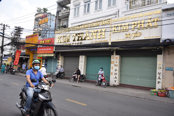 Tiệm vàng đóng cửa do dịch COVID-19, giá vàng miếng SJC bán ra 57,6 triệu đồng/lượng - Ảnh 1.