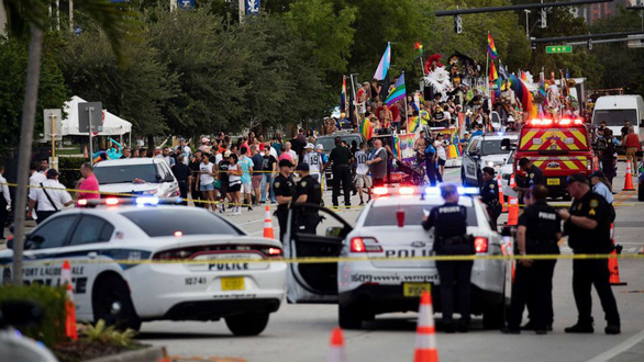 Mỹ: xe bán tải lao vào đoàn diễu hành LGBT, 1 người chết - Ảnh 1.