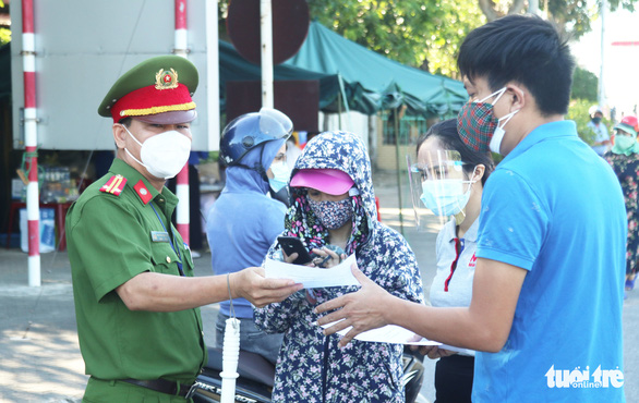 Tài xế ra vào TP Vinh lúc này cần làm gì để không bị cách ly 21 ngày? - Ảnh 1.