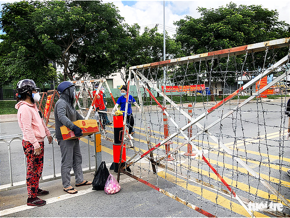 Chốt chồng chốt, người đến tiếp tế khu phong tỏa phải quay về - Ảnh 1.