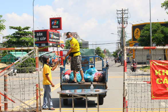 Chốt chồng chốt, người đến tiếp tế khu phong tỏa phải quay về - Ảnh 2.