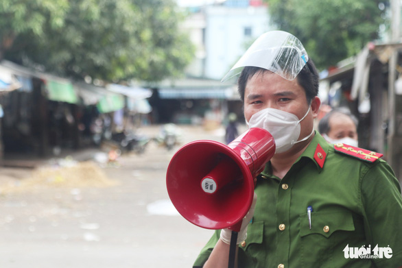 Tiểu thương nghi mắc COVID-19, chợ đầu mới rau củ quả lớn nhất TP Vinh phong tỏa giữa trưa - Ảnh 2.