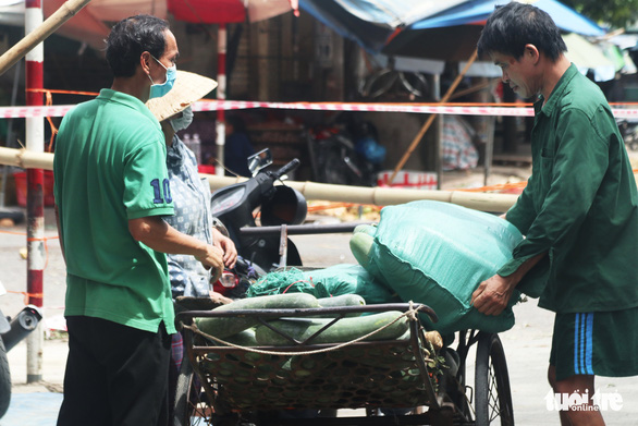 Tiểu thương nghi mắc COVID-19, chợ đầu mối rau củ quả lớn nhất TP Vinh phong tỏa giữa trưa - Ảnh 3.