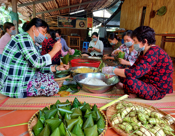 Ấm áp phiên chợ 0 đồng và những suất cơm giúp bà con nghèo mùa dịch - Ảnh 5.