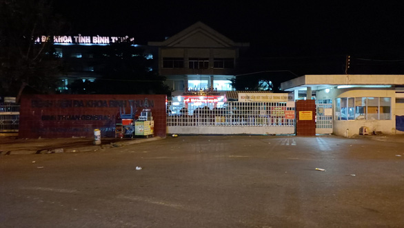 Bệnh viện Đa khoa Bình Thuận phong tỏa một khoa do nhân viên nghi mắc COVID-19 - Ảnh 1.