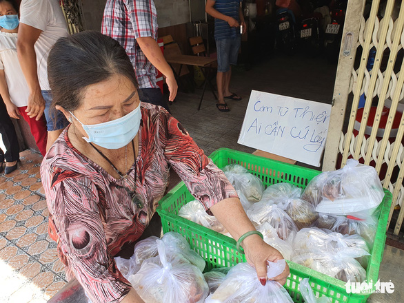 800 suất cơm nghĩa tình trao tận tay chú vé số, cô ve chai, bác xe ôm - Ảnh 3.